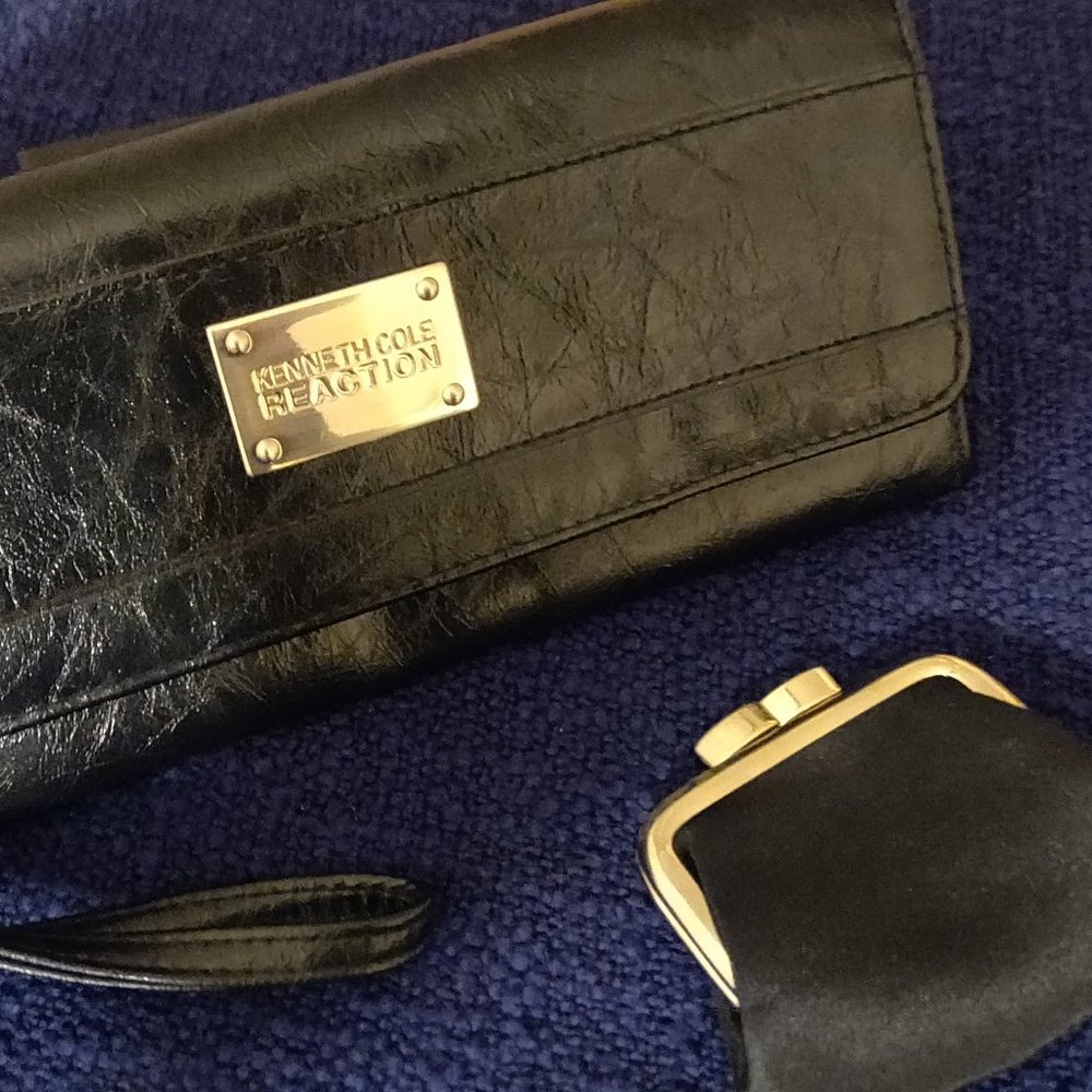 KENNETH COLE REACTION  WRISTLET / COIN PURSE INCL.
